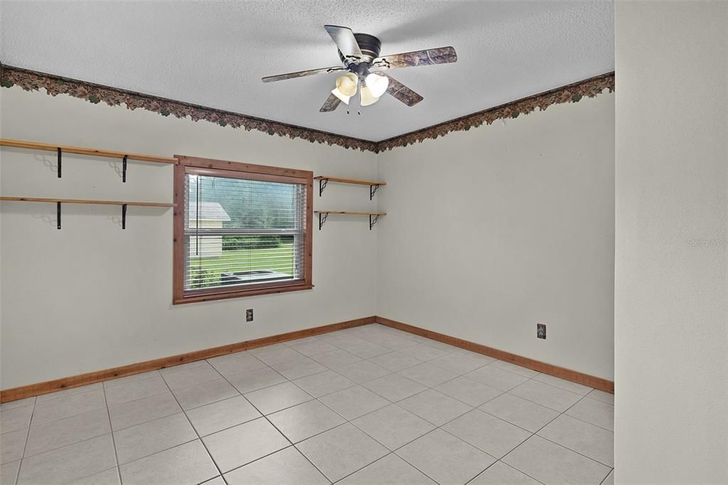 Activo con contrato: $379,900 (4 camas, 2 baños, 1820 Pies cuadrados)