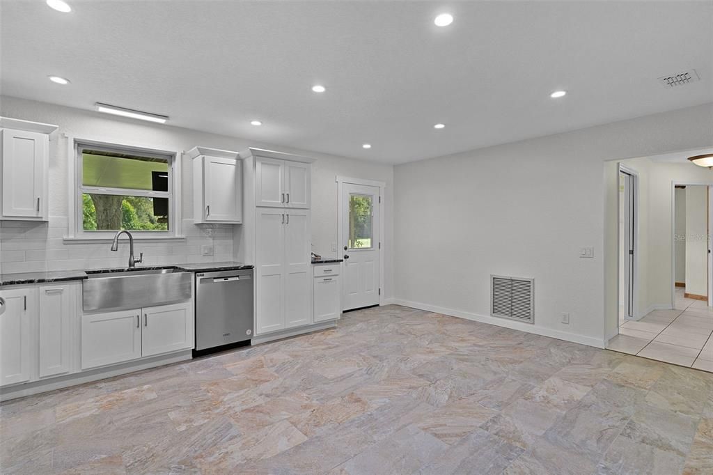 Activo con contrato: $379,900 (4 camas, 2 baños, 1820 Pies cuadrados)