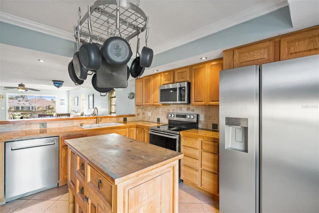 На продажу: $814,999 (2 спален, 2 ванн, 1650 Квадратных фут)