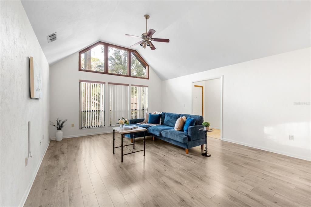 Под контрактом: $310,000 (3 спален, 2 ванн, 1507 Квадратных фут)