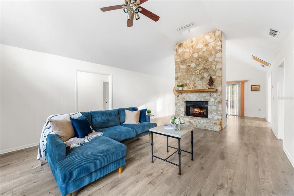 Под контрактом: $310,000 (3 спален, 2 ванн, 1507 Квадратных фут)