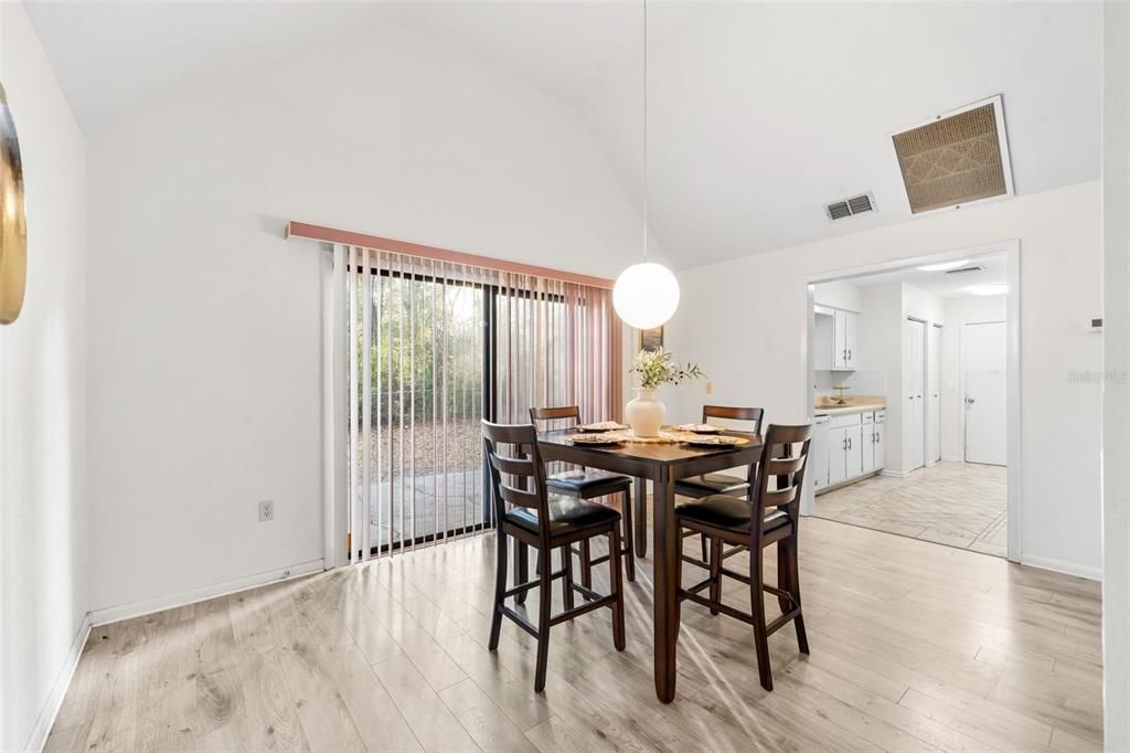 Под контрактом: $310,000 (3 спален, 2 ванн, 1507 Квадратных фут)