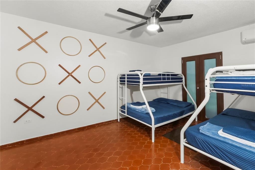 На продажу: $399,000 (2 спален, 1 ванн, 1063 Квадратных фут)