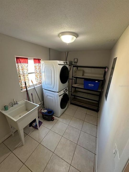 En Venta: $549,000 (6 camas, 4 baños, 2690 Pies cuadrados)