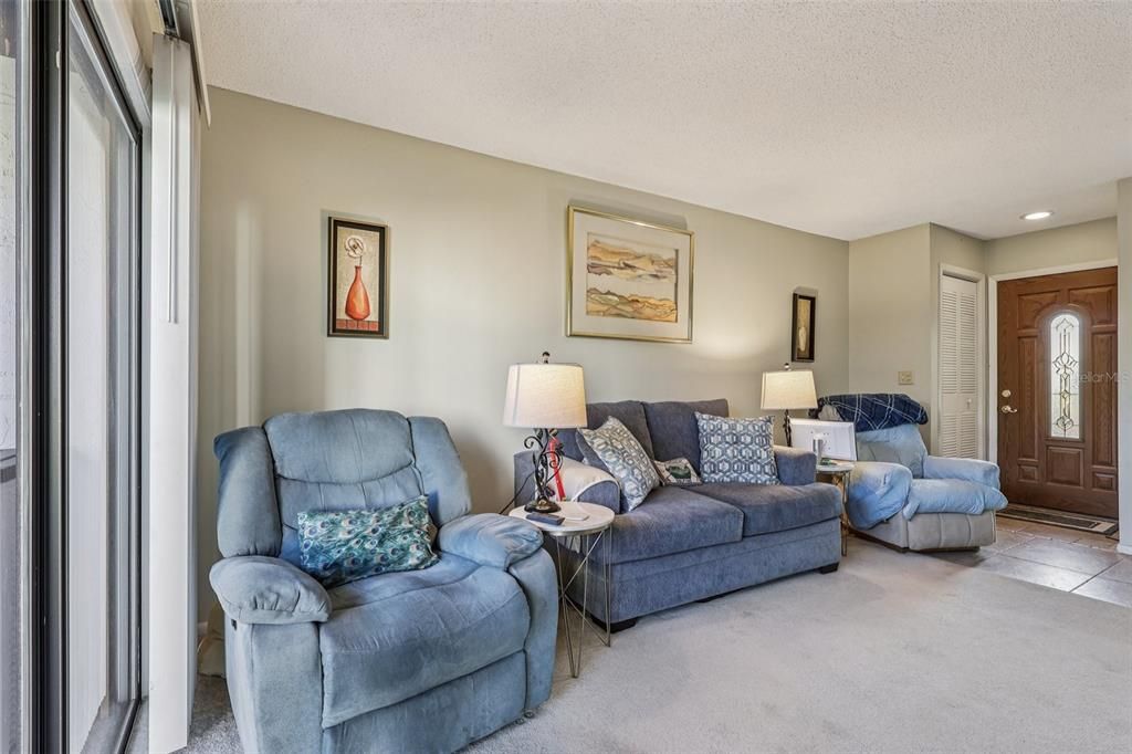 На продажу: $197,900 (2 спален, 2 ванн, 1071 Квадратных фут)