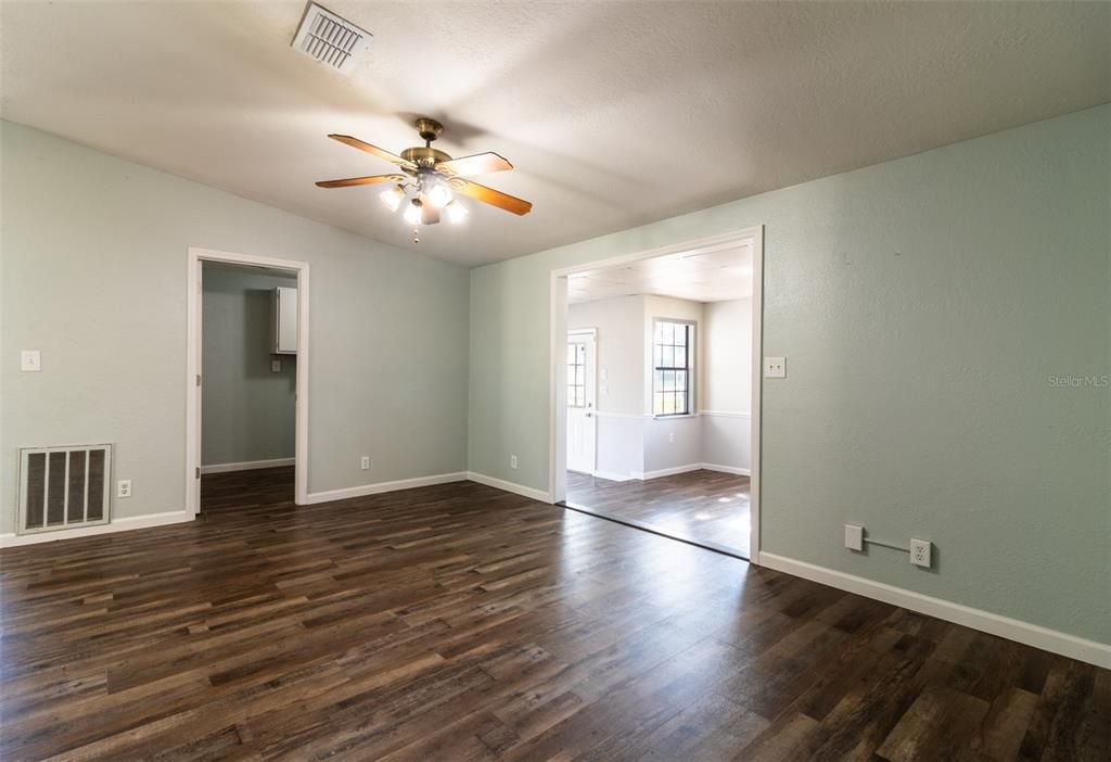 For Sale: $193,000 (2 beds, 2 baths, 1338 Square Feet)