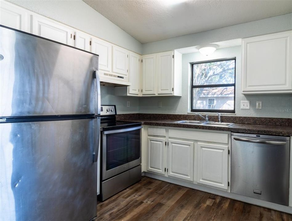 For Sale: $193,000 (2 beds, 2 baths, 1338 Square Feet)