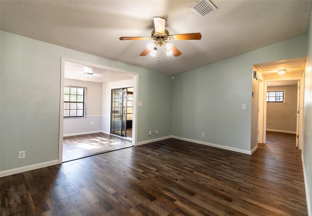 For Sale: $193,000 (2 beds, 2 baths, 1338 Square Feet)