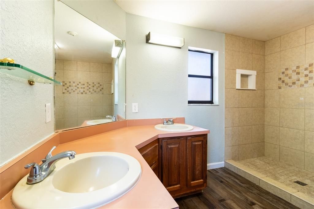 For Sale: $193,000 (2 beds, 2 baths, 1338 Square Feet)