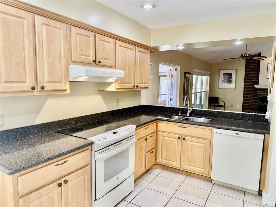 Active With Contract: $340,000 (3 beds, 2 baths, 1368 Square Feet)