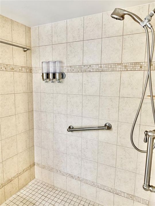 Active With Contract: $340,000 (3 beds, 2 baths, 1368 Square Feet)