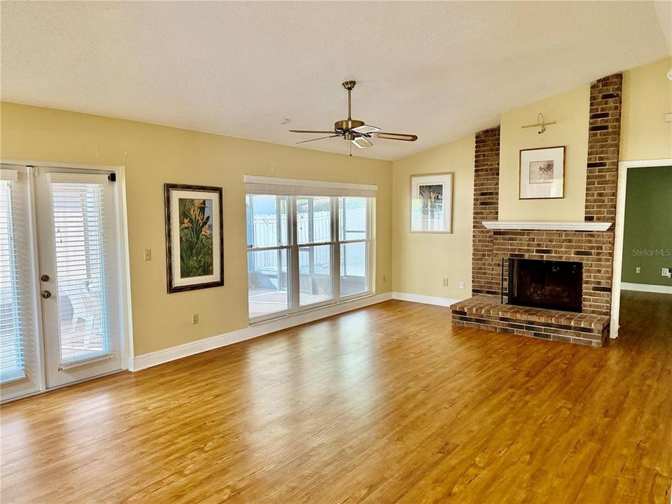 Active With Contract: $340,000 (3 beds, 2 baths, 1368 Square Feet)