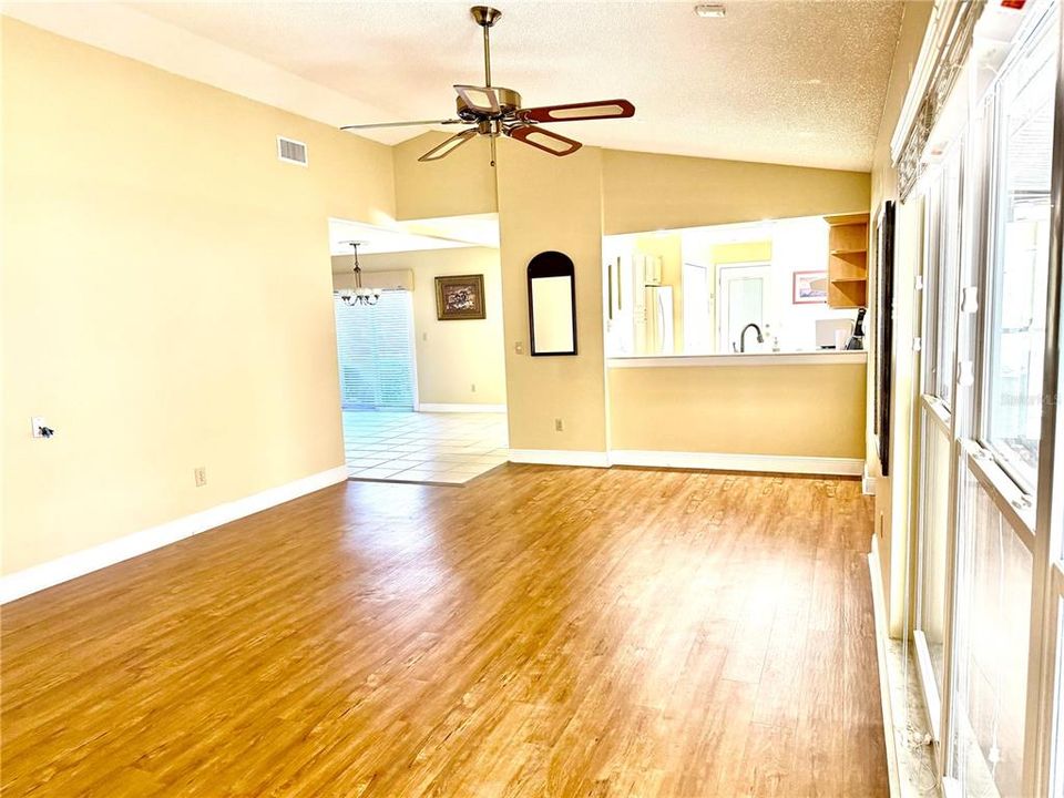 Active With Contract: $340,000 (3 beds, 2 baths, 1368 Square Feet)