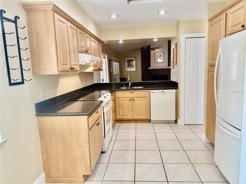 Active With Contract: $340,000 (3 beds, 2 baths, 1368 Square Feet)