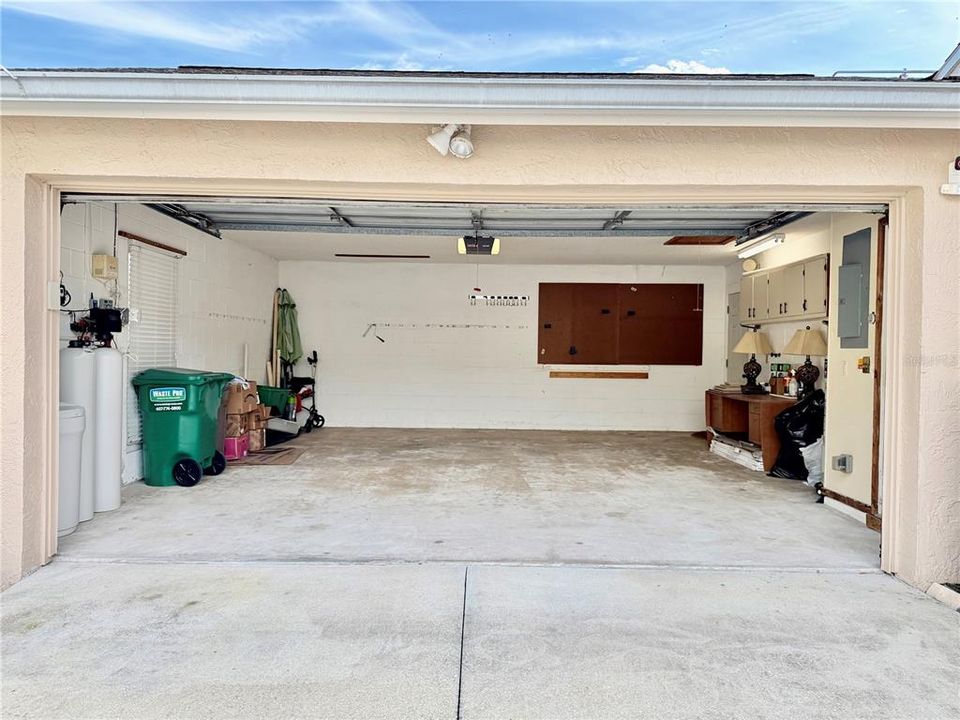 Active With Contract: $340,000 (3 beds, 2 baths, 1368 Square Feet)