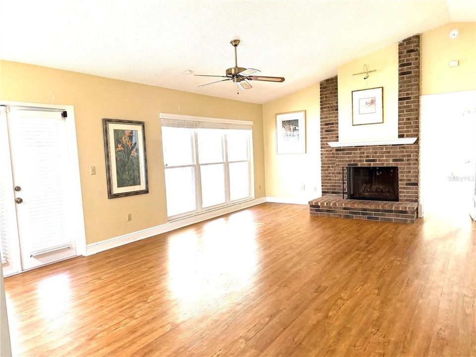 Active With Contract: $340,000 (3 beds, 2 baths, 1368 Square Feet)