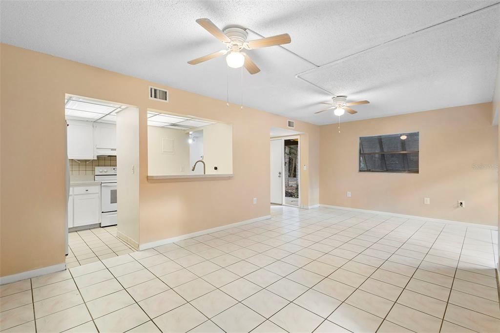 For Sale: $154,900 (2 beds, 2 baths, 897 Square Feet)
