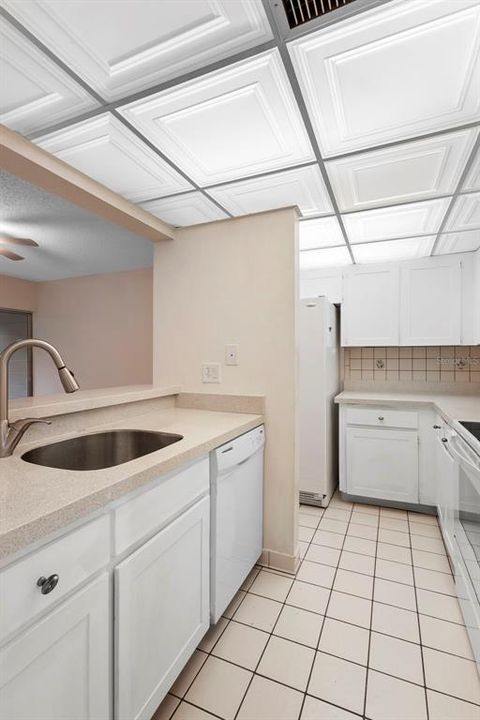 For Sale: $154,900 (2 beds, 2 baths, 897 Square Feet)