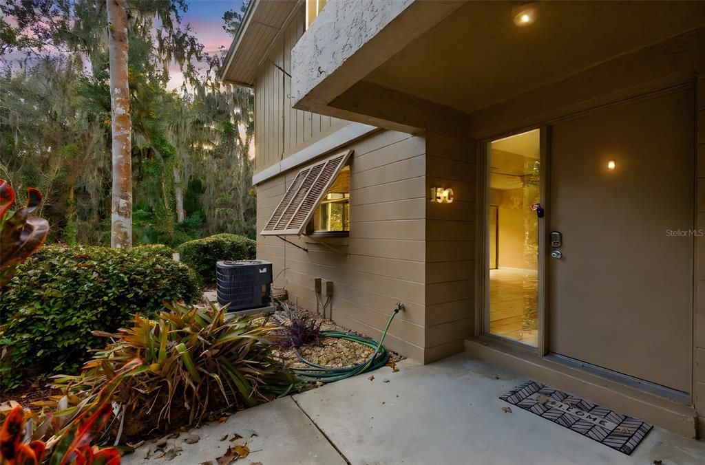 For Sale: $154,900 (2 beds, 2 baths, 897 Square Feet)