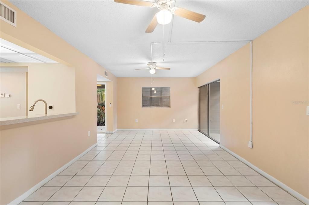 For Sale: $154,900 (2 beds, 2 baths, 897 Square Feet)