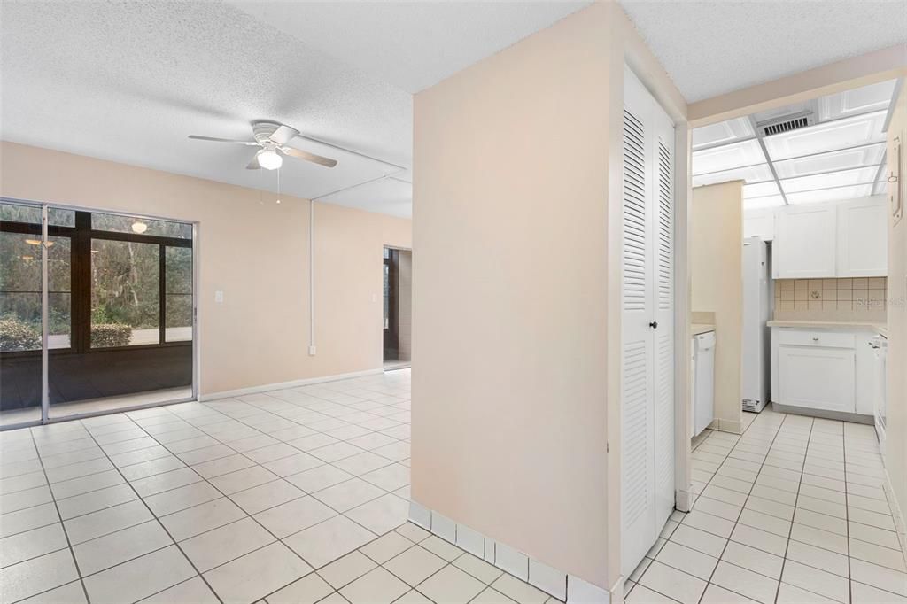 For Sale: $154,900 (2 beds, 2 baths, 897 Square Feet)