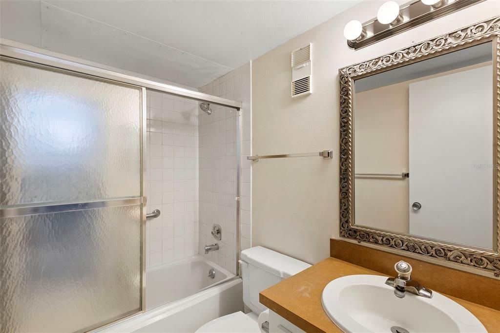 For Sale: $154,900 (2 beds, 2 baths, 897 Square Feet)
