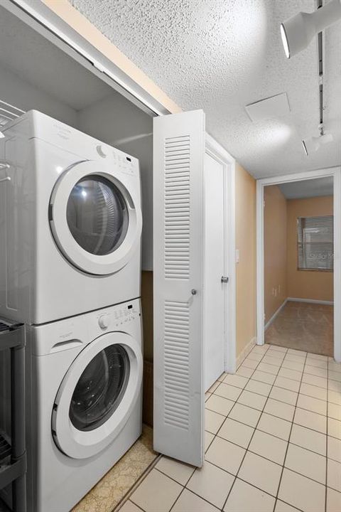 For Sale: $154,900 (2 beds, 2 baths, 897 Square Feet)