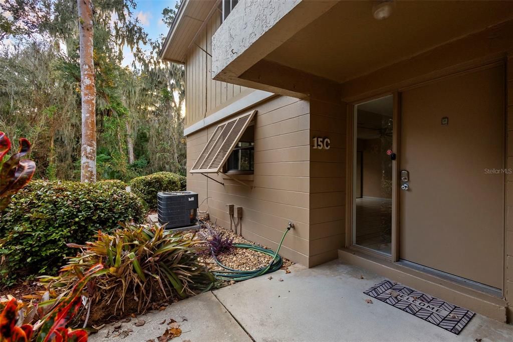 For Sale: $154,900 (2 beds, 2 baths, 897 Square Feet)