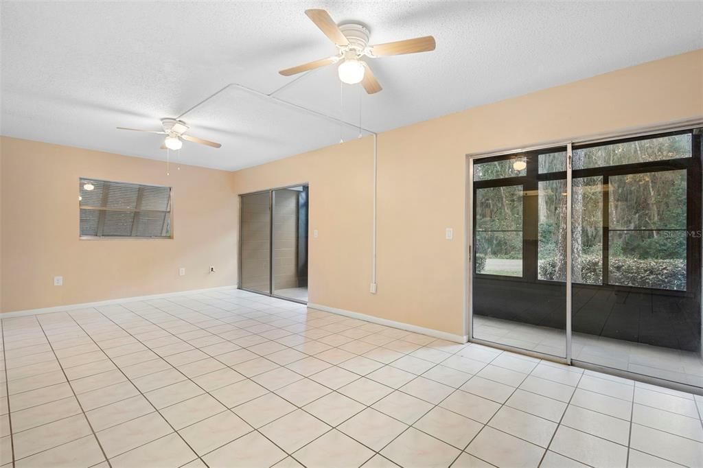 For Sale: $154,900 (2 beds, 2 baths, 897 Square Feet)