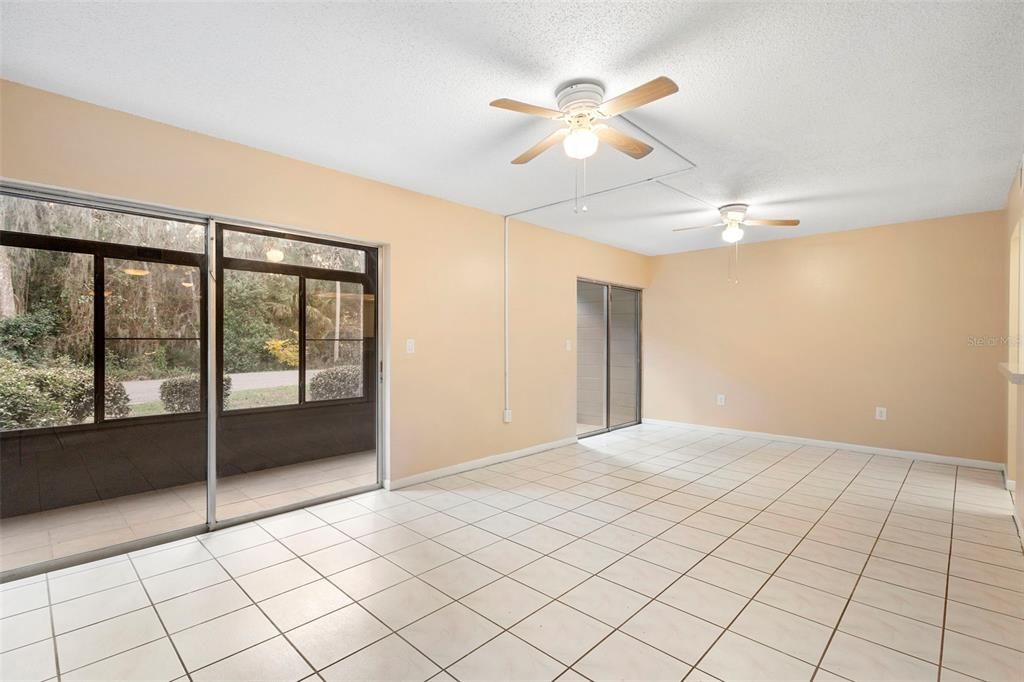 For Sale: $154,900 (2 beds, 2 baths, 897 Square Feet)