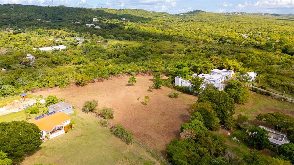 На продажу: $275,000 (3.31 acres)