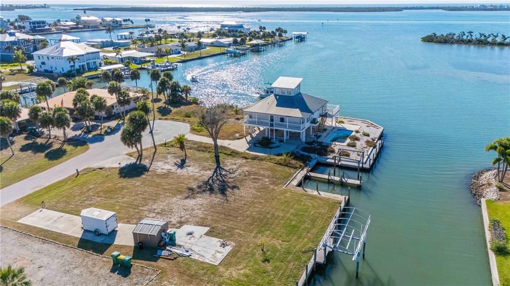 На продажу: $750,000 (0.25 acres)