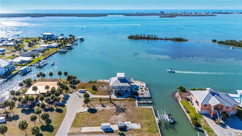 На продажу: $750,000 (0.25 acres)