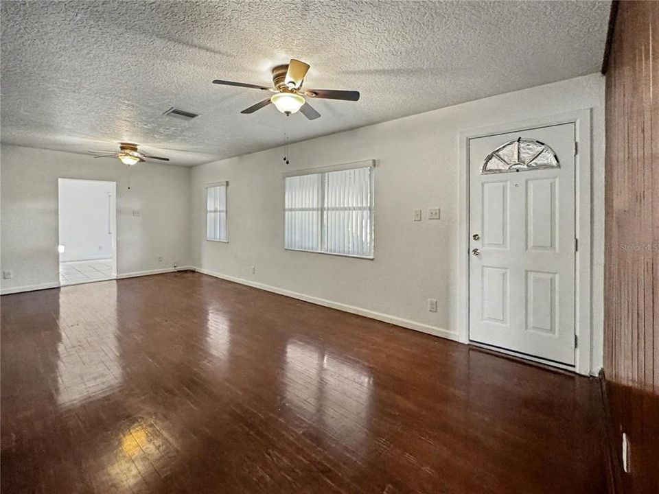 For Rent: $1,900 (3 beds, 1 baths, 1400 Square Feet)