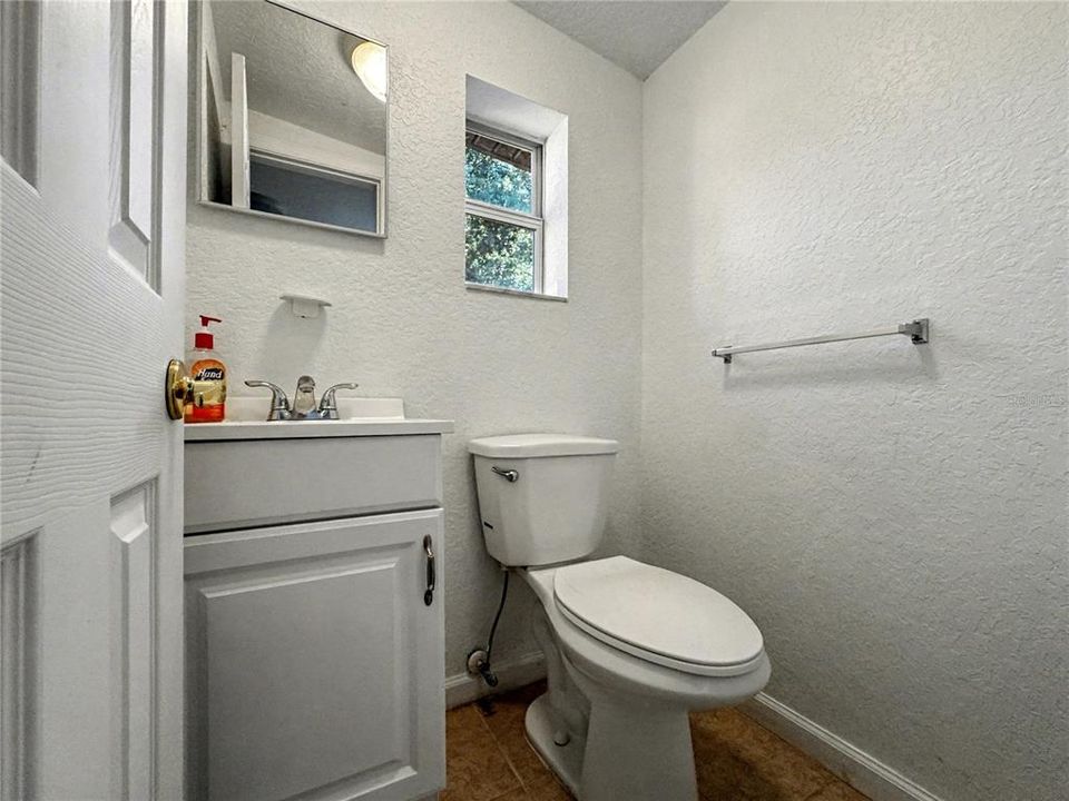 For Rent: $1,900 (3 beds, 1 baths, 1400 Square Feet)