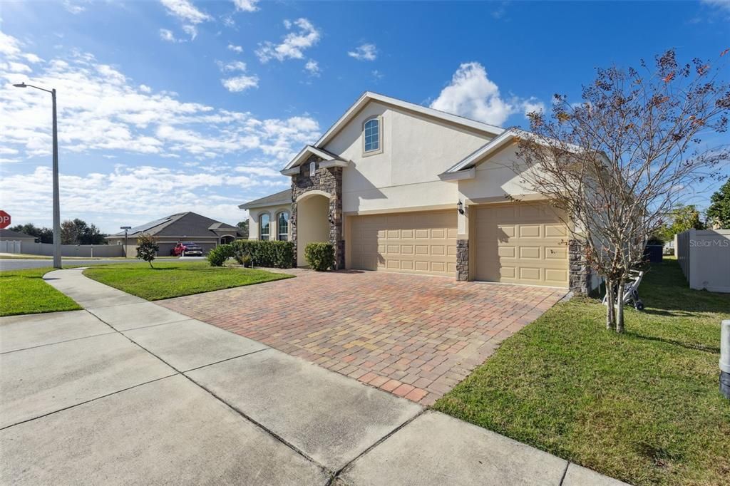 For Sale: $449,999 (4 beds, 3 baths, 2565 Square Feet)