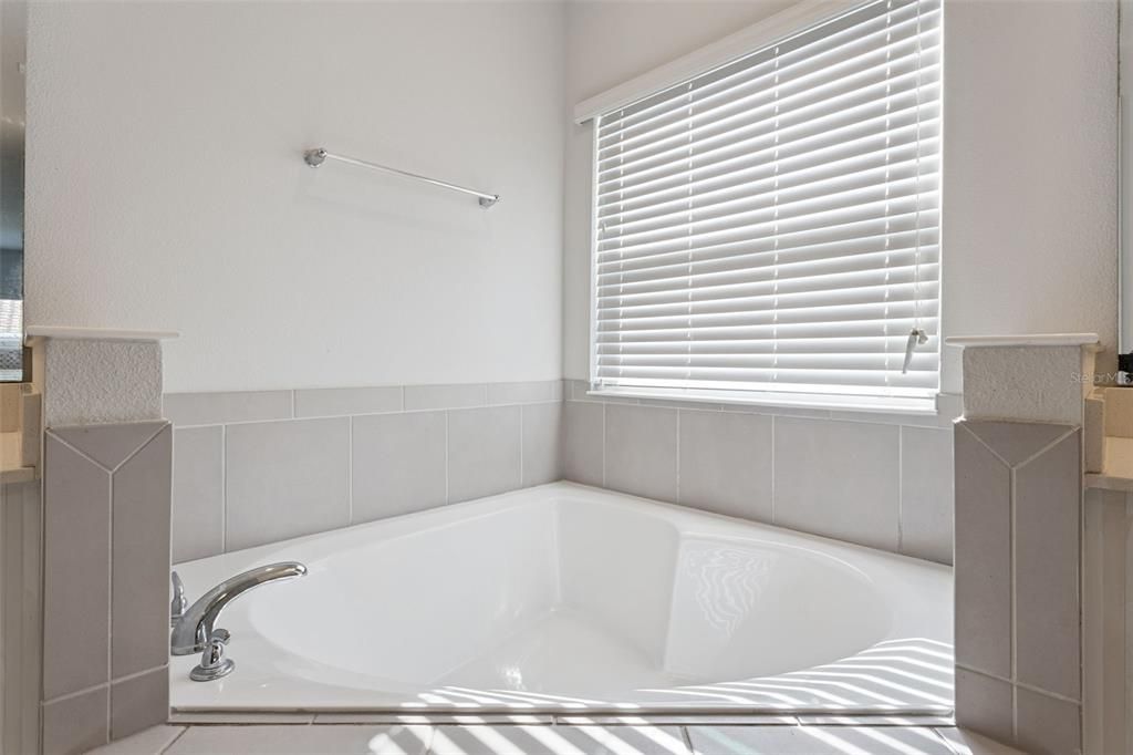 For Sale: $449,999 (4 beds, 3 baths, 2565 Square Feet)