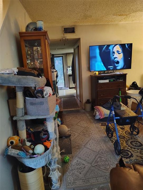 For Sale: $125,000 (2 beds, 1 baths, 960 Square Feet)