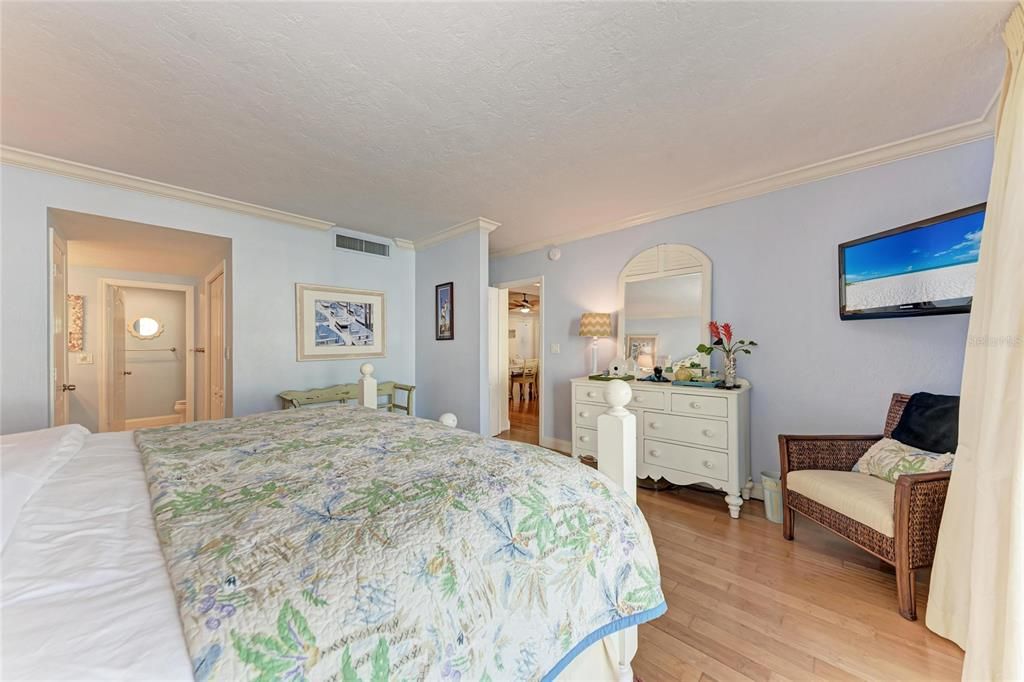 В аренду: $9,900 (2 спален, 2 ванн, 1421 Квадратных фут)