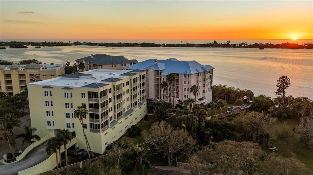 En Venta: $675,000 (2 camas, 2 baños, 1943 Pies cuadrados)