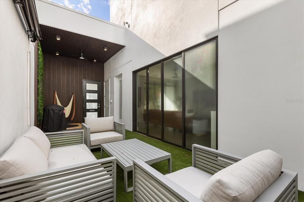 Под контрактом: $6,000 (3 спален, 2 ванн, 2112 Квадратных фут)