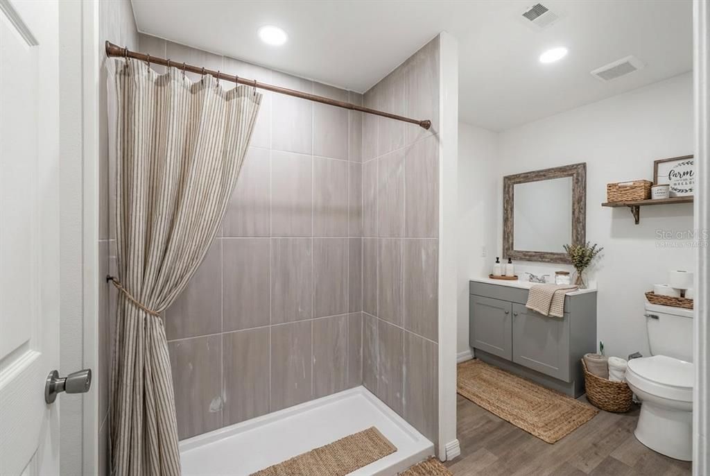 For Sale: $145,000 (2 beds, 1 baths, 869 Square Feet)