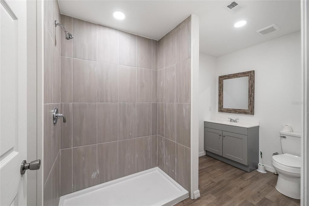 For Sale: $145,000 (2 beds, 1 baths, 869 Square Feet)