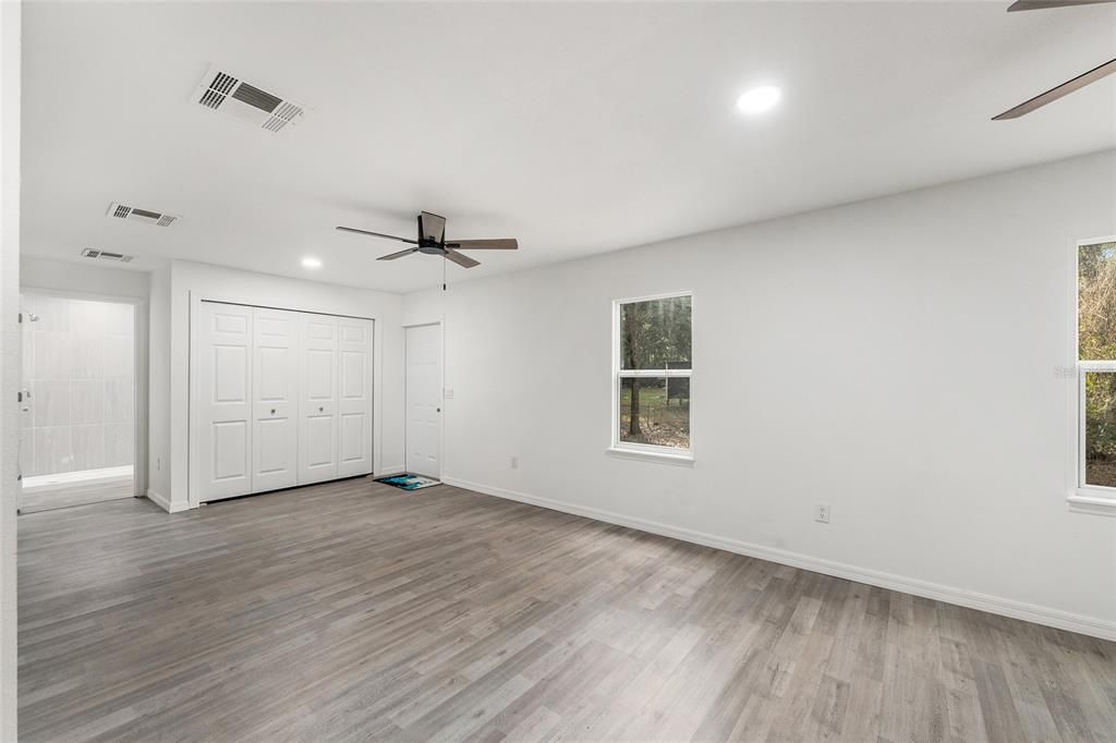 For Sale: $145,000 (2 beds, 1 baths, 869 Square Feet)