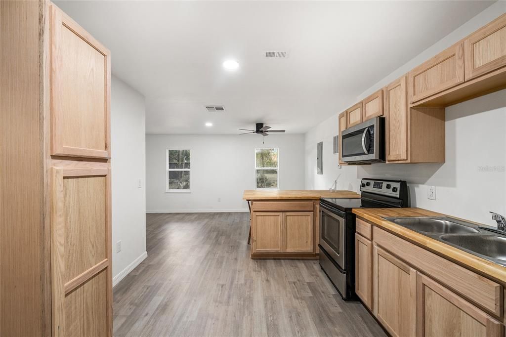 For Sale: $145,000 (2 beds, 1 baths, 869 Square Feet)