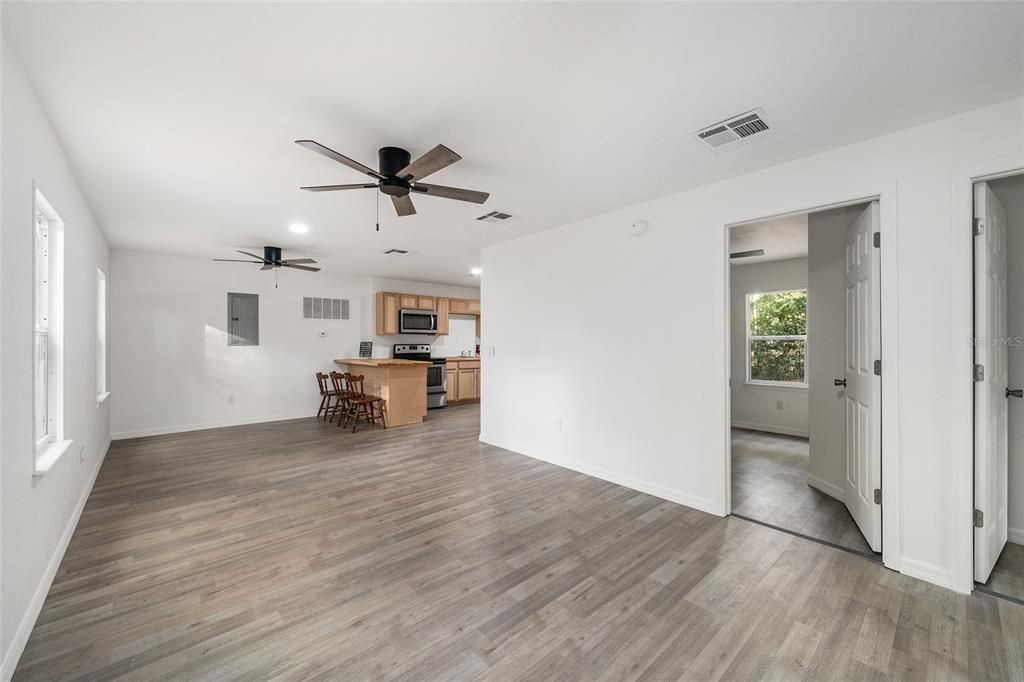 For Sale: $145,000 (2 beds, 1 baths, 869 Square Feet)