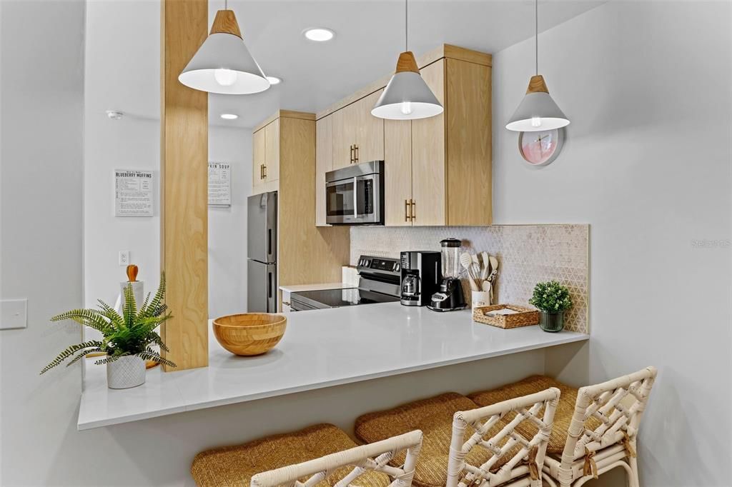 Под контрактом: $650,000 (3 спален, 2 ванн, 1000 Квадратных фут)