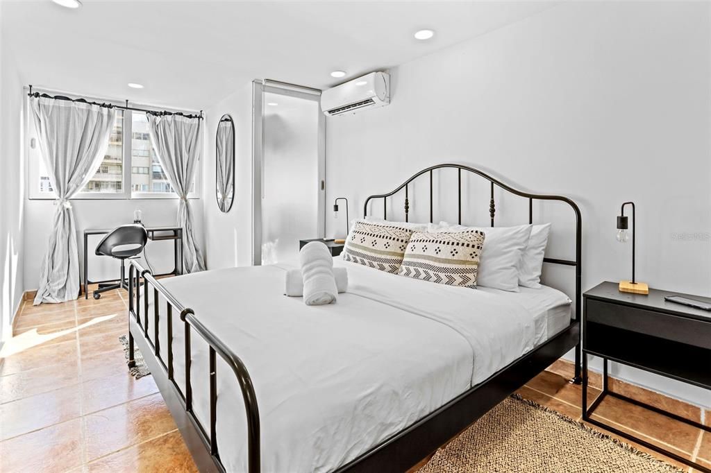 Под контрактом: $650,000 (3 спален, 2 ванн, 1000 Квадратных фут)