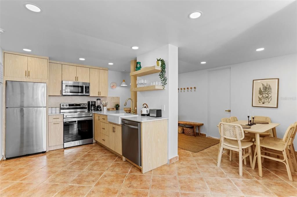 Под контрактом: $650,000 (3 спален, 2 ванн, 1000 Квадратных фут)