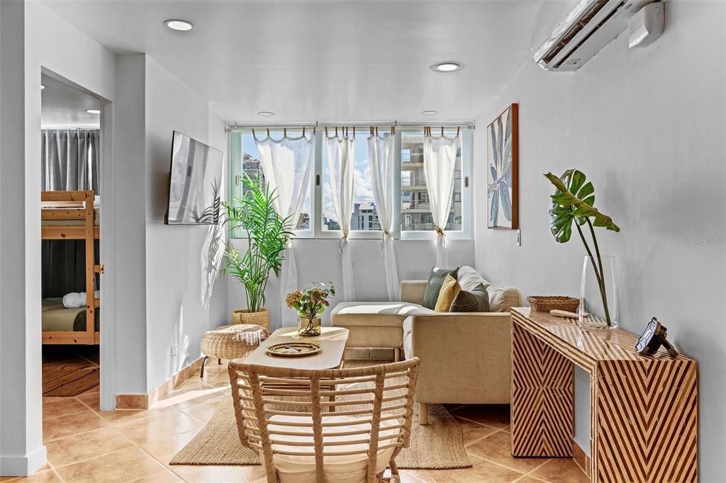 Под контрактом: $650,000 (3 спален, 2 ванн, 1000 Квадратных фут)